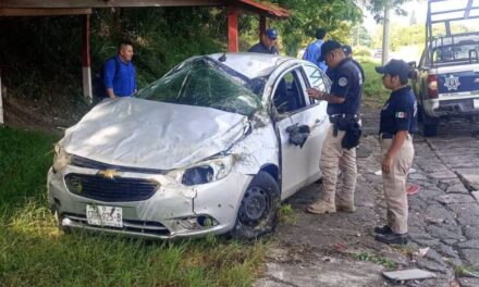 Abandonan automóvil volcado en la carretera Tuxpan–Tampico