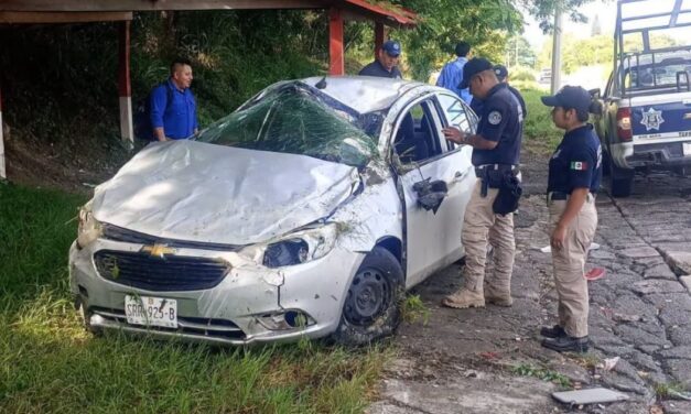 Abandonan automóvil volcado en la carretera Tuxpan–Tampico