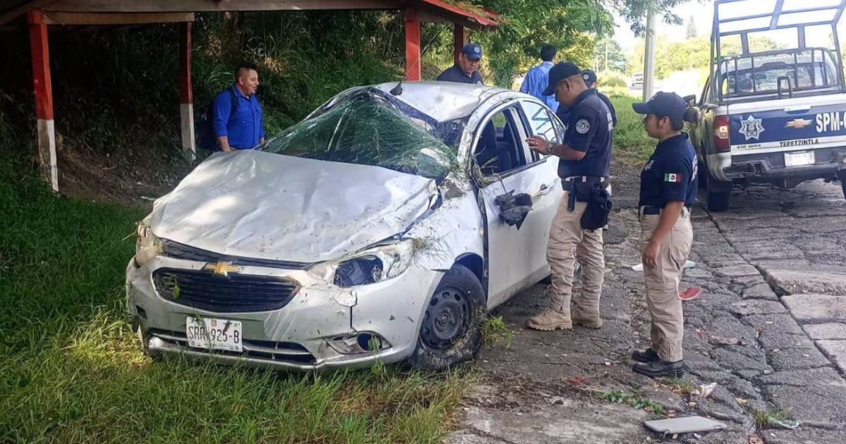 Abandonan automóvil volcado en la carretera Tuxpan–Tampico