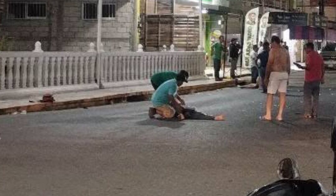 Aparatoso accidente en Tihuatlán deja dos motociclistas lesionados; el responsable se dio a la fuga
