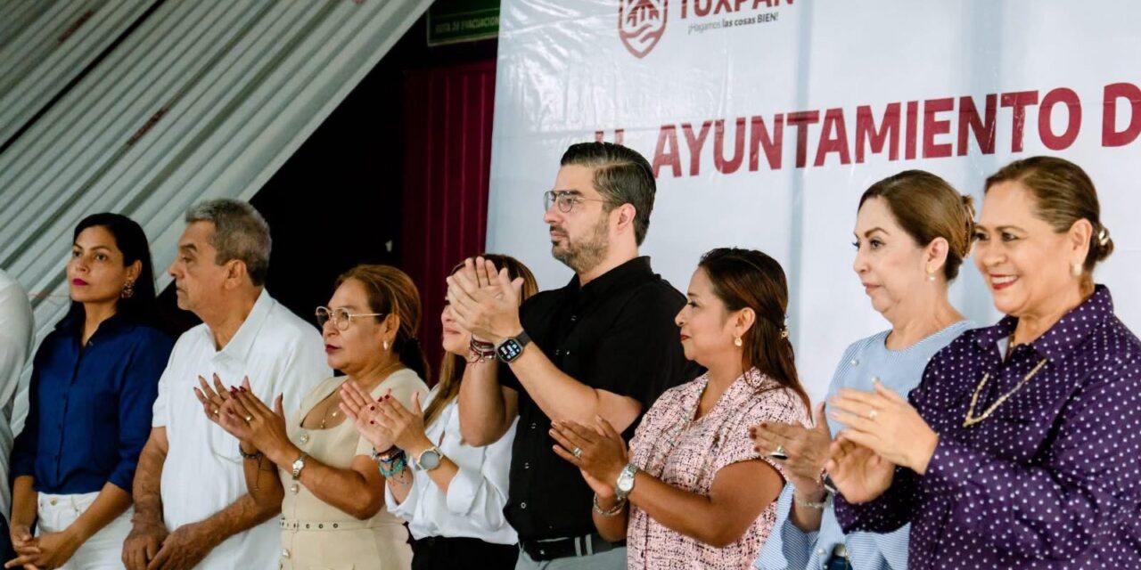 Ayuntamiento de Tuxpan entrega 706 láminas y 18 tinacos en apoyo a comunidades