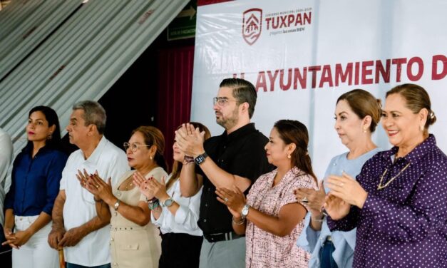 Ayuntamiento de Tuxpan entrega 706 láminas y 18 tinacos en apoyo a comunidades