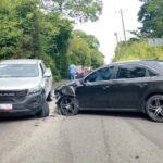 Camioneta de la Secretaría de Bienestar invade carril y choca contra vehículo en Naranjos