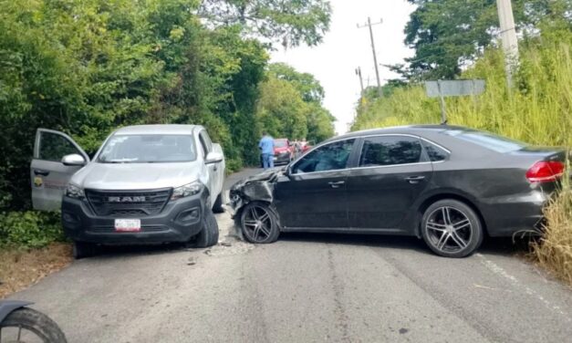 Camioneta de la Secretaría de Bienestar invade carril y choca contra vehículo en Naranjos