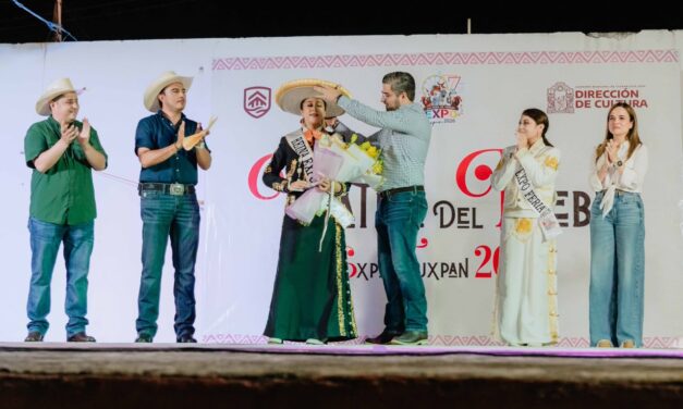 Daniel Cortina corona a Nikole Pulido Kokke como reina de la Expo Tuxpan 2026