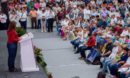 Daniel Cortina y Marisol Martínez acompañan a Rocío Nahle en entrega de apoyos que benefician a 971 tuxpeñas y tuxpeños