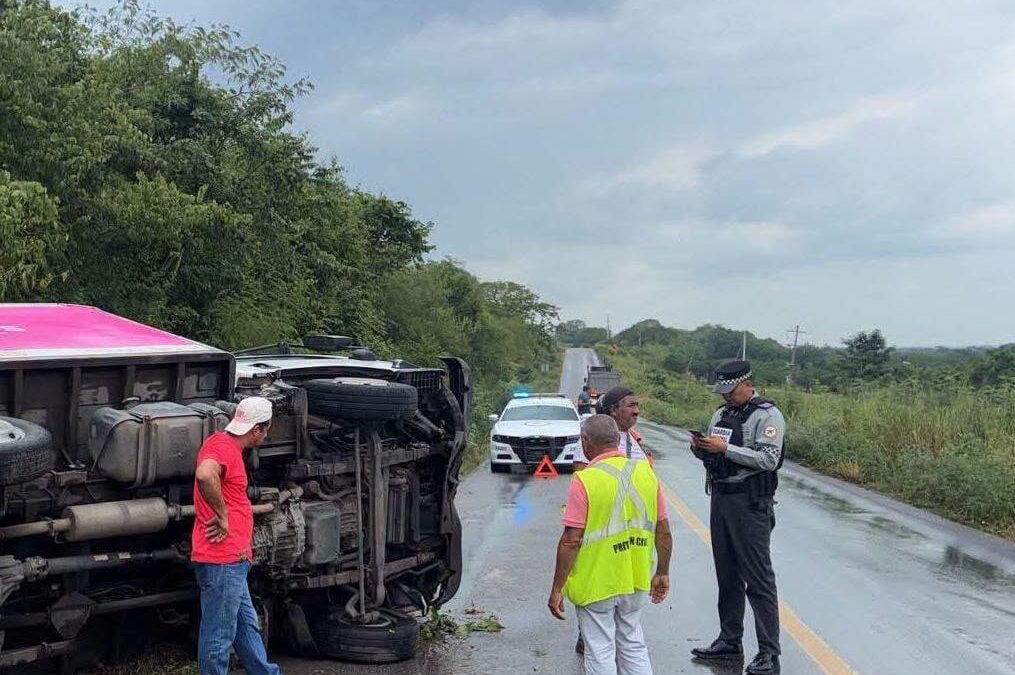 Vuelca camión de Correos de México en la carretera Pánuco-Tempoal