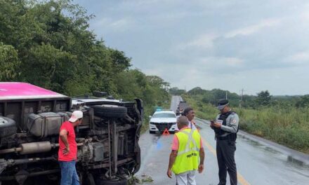 Vuelca camión de Correos de México en la carretera Pánuco-Tempoal