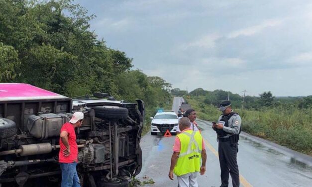 Vuelca camión de Correos de México en la carretera Pánuco-Tempoal