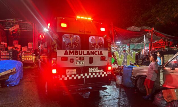 La descarga terminó en el hospital: joven cae de un camión en Poza Rica