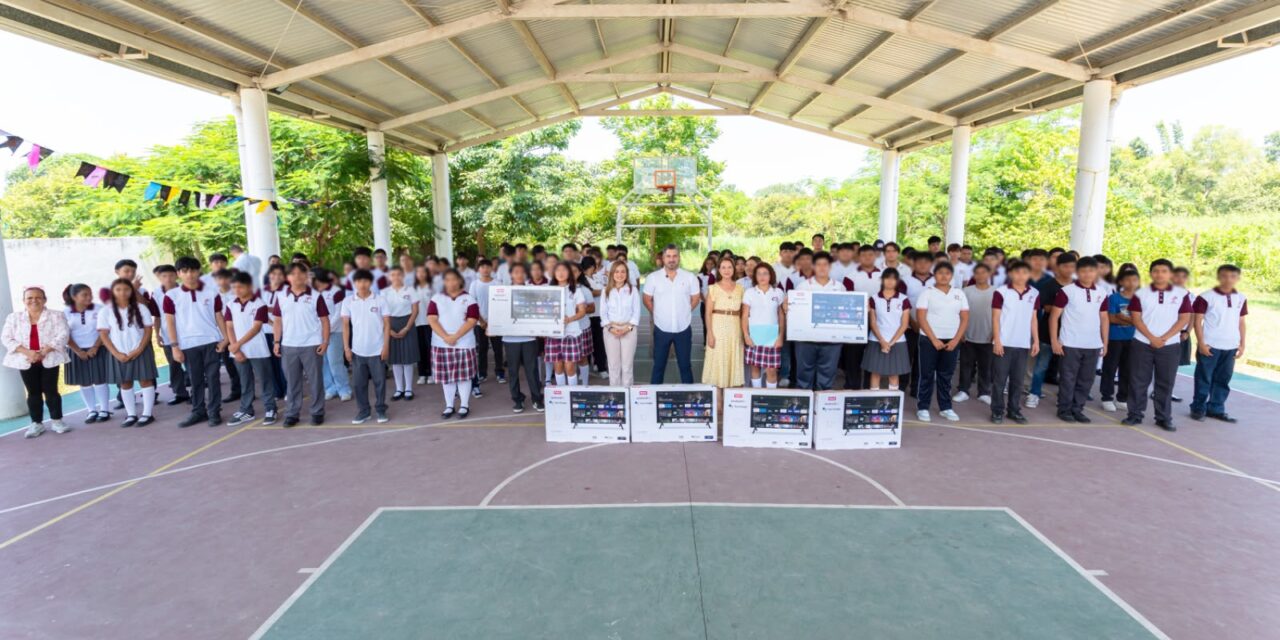Tuxpan: Daniel Cortina entrega pantallas al Telebachillerato Anáhuac