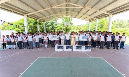 Tuxpan: Daniel Cortina entrega pantallas al Telebachillerato Anáhuac