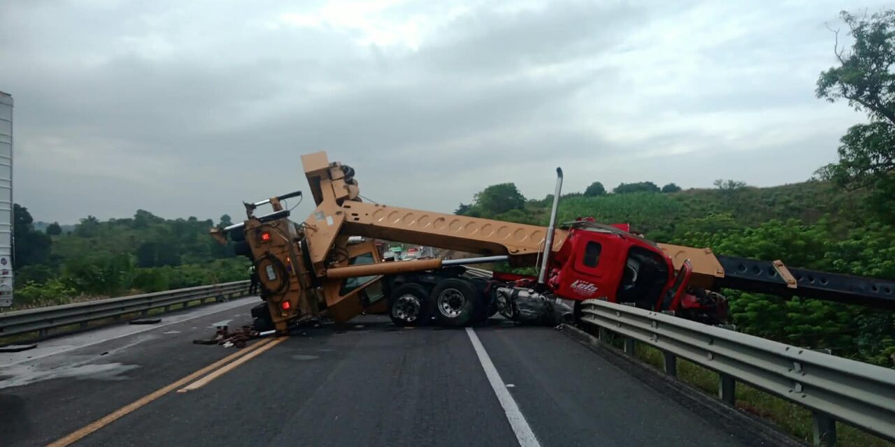 Maniobra sale mal y deja cerrada la carretera Poza Rica–Totomoxtle