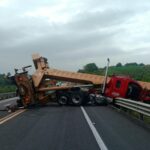 Maniobra sale mal y deja cerrada la carretera Poza Rica–Totomoxtle