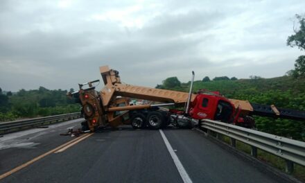 Maniobra sale mal y deja cerrada la carretera Poza Rica–Totomoxtle
