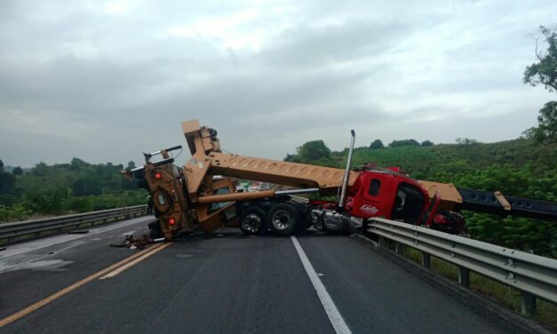 Maniobra sale mal y deja cerrada la carretera Poza Rica–Totomoxtle