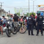 Mujer resulta lesionada tras colisión entre motocicleta y patrulla municipal en Álamo