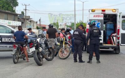 Mujer resulta lesionada tras colisión entre motocicleta y patrulla municipal en Álamo