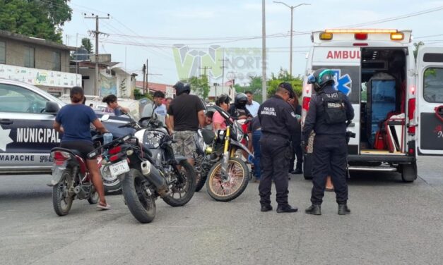 Mujer resulta lesionada tras colisión entre motocicleta y patrulla municipal en Álamo