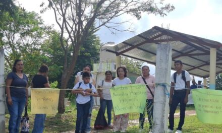 Padres de familia toman el CAM de Ixcatepec para exigir plazas docentes faltantes