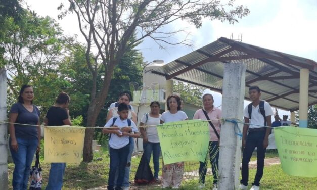 Padres de familia toman el CAM de Ixcatepec para exigir plazas docentes faltantes