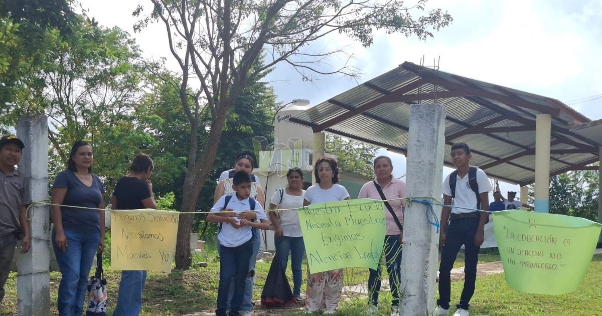 Padres de familia toman el CAM de Ixcatepec para exigir plazas docentes faltantes
