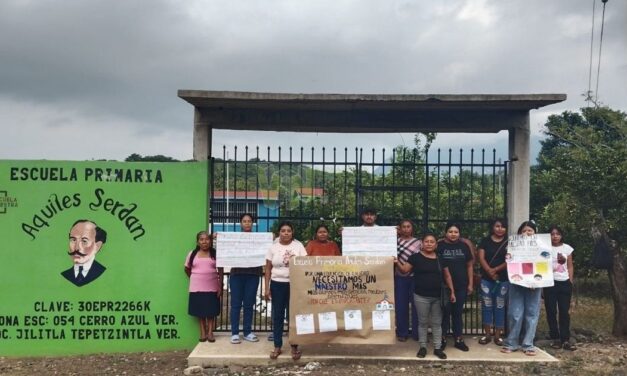 Padres de familia toman escuela primaria en Tepetzintla
