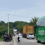 Padres de familia y vecinos bloquean la carretera federal a la altura de San Sebastián