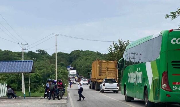 Padres de familia y vecinos bloquean la carretera federal a la altura de San Sebastián
