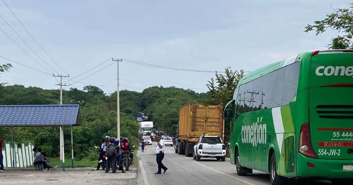 Padres de familia y vecinos bloquean la carretera federal a la altura de San Sebastián