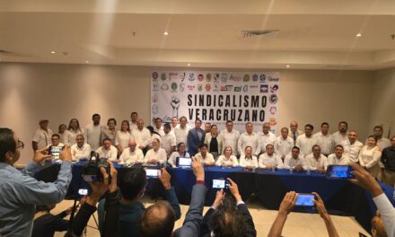 Sindicatos de Veracruz reclaman al IPE por pensiones más bajas; acuerdan mesa permanente