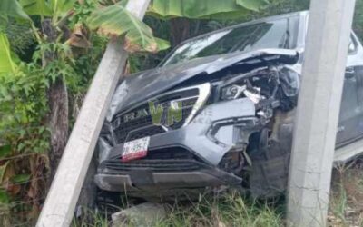 Camioneta del INPI colisiona contra postes en la Álamo–Llano Enmedio