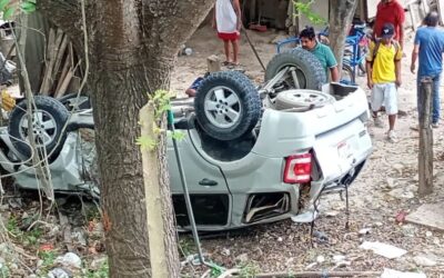 Vuelca vehículo tras esquivar a un perro en la carretera de Álamo