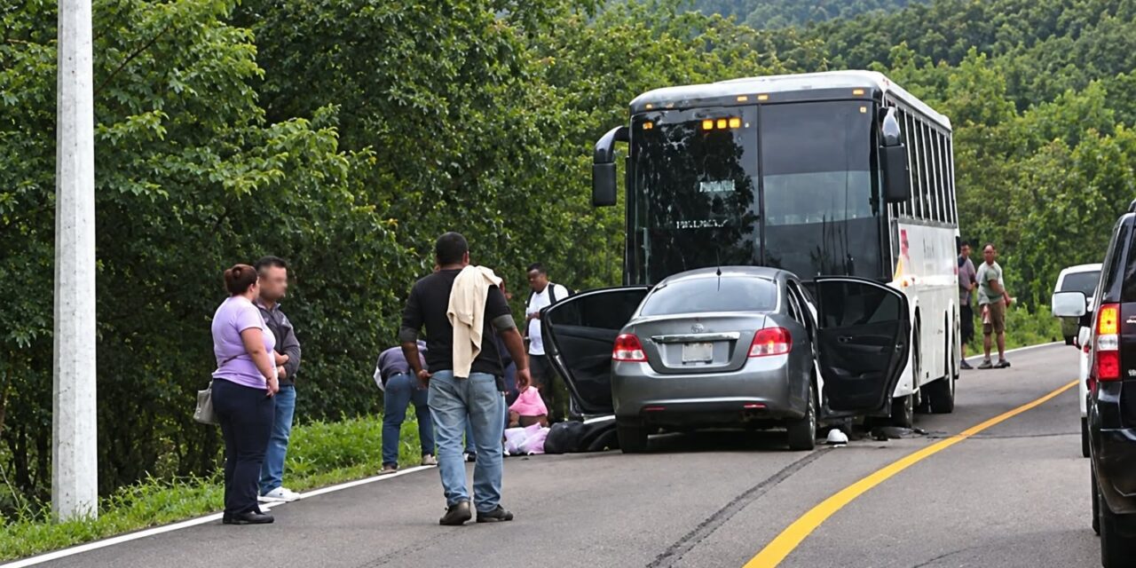 Choque frontal entre automóvil y autobús en la carretera Papantla–Poza Rica