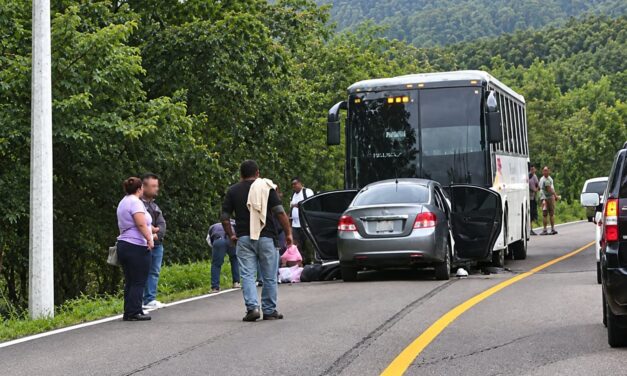 Choque frontal entre automóvil y autobús en la carretera Papantla–Poza Rica