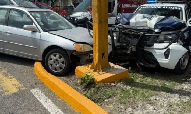 Colisión entre patrulla municipal y vehículo particular deja lesionados en Poza Rica