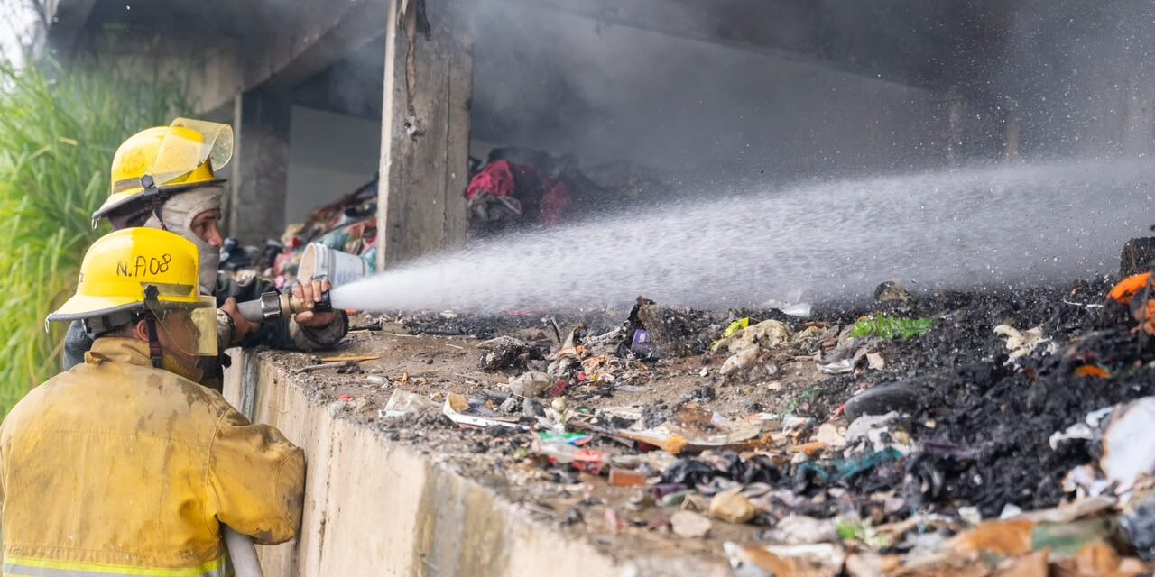 GOBIERNO DE TUXPAN RESPONDE DE MANERA INMEDIATA ANTE INCENDIO EN EL BULEVAR JESÚS REYES HEROLES