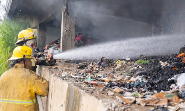 GOBIERNO DE TUXPAN RESPONDE DE MANERA INMEDIATA ANTE INCENDIO EN EL BULEVAR JESÚS REYES HEROLES