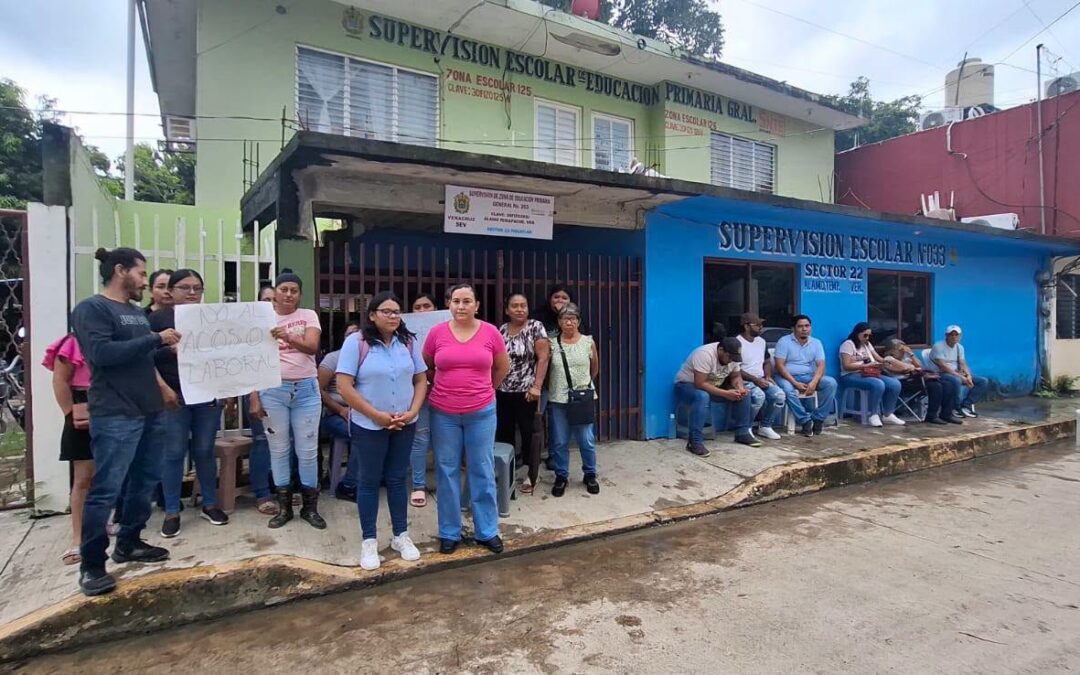 Toman supervisión escolar 125 en Álamo; acusan a supervisor de hostigamiento y cobros irregulares