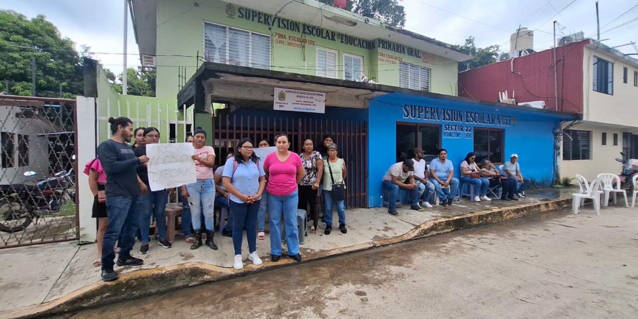 Toman supervisión escolar 125 en Álamo; acusan a supervisor de hostigamiento y cobros irregulares