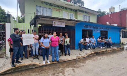 Toman supervisión escolar 125 en Álamo; acusan a supervisor de hostigamiento y cobros irregulares